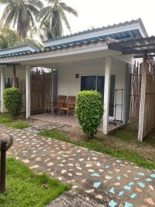 Cette maison dispose d'une terrasse et d'une table. dans l'établissement Smile Resort Koh Mook, à Ko Muk