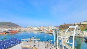 uma vista para um corpo de água com uma cidade em Queen motel em Tongyeong