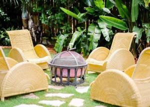 un grupo de sillas con una hoguera en el césped en Villa Oasis Newly Remodeled Luxury Villa with Pool, en Harbour Island
