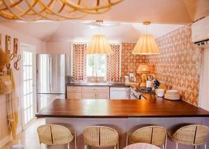 una cocina con una gran isla de madera en el centro en Villa Oasis Newly Remodeled Luxury Villa with Pool, en Harbour Island