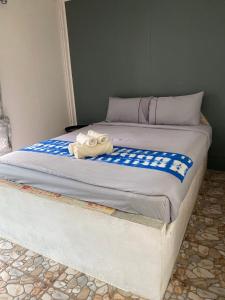 Una cama con una toalla encima. en Smile Resort Koh Mook, en Ko Mook