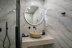 ein Badezimmer mit einem Waschbecken und einem Spiegel in der Unterkunft Limassol Old Town Mansion in Limassol