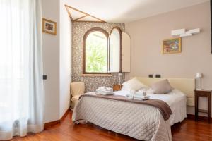 a bedroom with a bed and a window at Villa Le Rose - 5 minuti dal mare e Misano World Circuit in Misano Adriatico