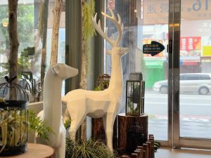 dos estatuas blancas de animales expuestas en una tienda en Finders Hotel Hualien Station, en Hualien City