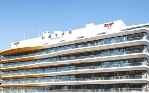 ein Gebäude mit einem HK-Schild darauf in der Unterkunft The Y Istanbul Suites in Istanbul