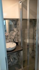 La salle de bains est pourvue d'un lavabo et d'une douche. dans l'établissement House Mattia, à Bari