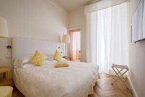 A bed or beds in a room at Hotel Helvetia