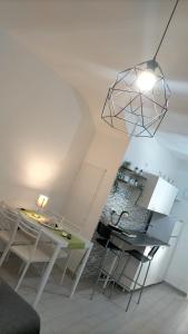 d'une salle à manger avec une table et une lumière naturelle. dans l'établissement House Mattia, à Bari