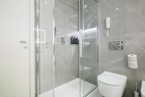 uma casa de banho com um chuveiro e um WC. em Hotel Helvetia em Sestri Levante