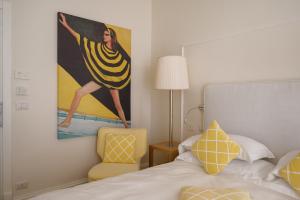 A bed or beds in a room at Hotel Helvetia