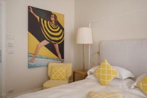 una camera da letto con un dipinto di una donna sul muro di Hotel Helvetia a Sestri Levante