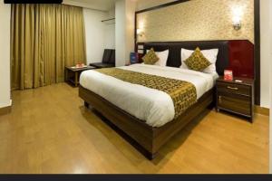 1 dormitorio con 1 cama grande en una habitación en OYO Hotel Hyderabad Heights, en Hyderabad