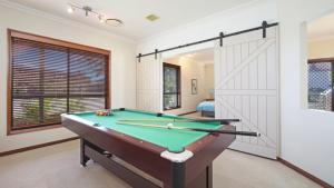 una sala biliardo con tavolo da biliardo in una casa di Bayview House Pet Friendly , Spacious Home Accom Property a Blue Bay 