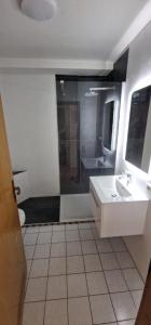 uma casa de banho com um WC, um lavatório e um chuveiro em Ferienwohnung Forchtenberg 3 Zimmer em Forchtenberg