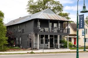 Casa negra con balcón en una calle en The Pull-String Penthouse at Timberline Flats, en Traverse City