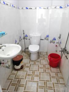 La salle de bains est pourvue de toilettes et d'un lavabo. dans l'établissement Phòng Trọ Vân Anh, à Hà Tiên