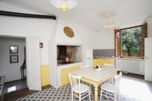 a kitchen with a table and chairs in a room at Ampia villa con parco a Sansepolcro in Sansepolcro