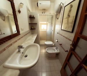 een kleine badkamer met een wastafel en een toilet bij Casa las Molas in La Maddalena