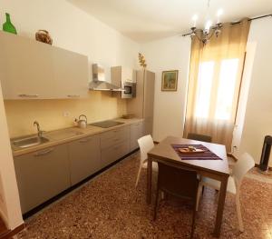 een keuken met een tafel en een eetkamer bij Casa las Molas in La Maddalena +4 foto's