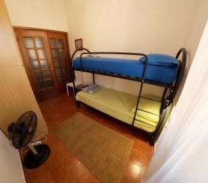 een kamer met 2 stapelbedden aan de bovenkant bij Casa las Molas in La Maddalena