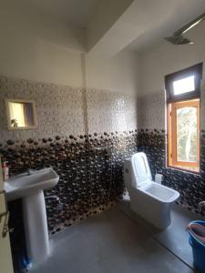 La salle de bains est pourvue de toilettes et d'un lavabo. dans l'établissement Barbet Homestay Kitam, à Namchi