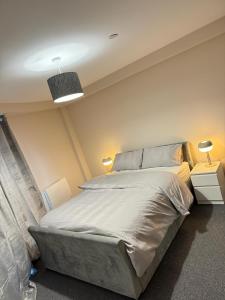 En eller flere senge i et værelse på Luxury 2 bedroom Apartment in Manchester City Centre - FREE Parking