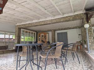 - une terrasse couverte avec une table et des chaises dans l'établissement Voro Mold, à Gura Humorului