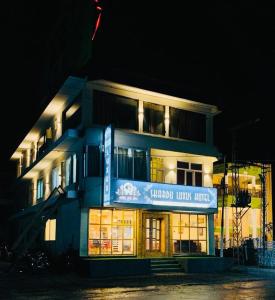 un edificio con un cartello di fronte di notte di Skardu Luxus Hotel a Skardu