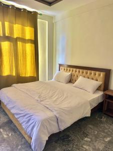 سرير أو أسرّة في غرفة في Skardu Luxus Hotel