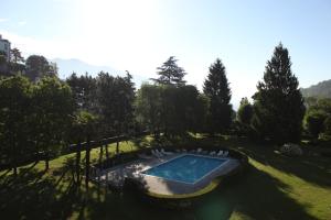 a swimming pool in the middle of a yard at Cosy in the Park in Como