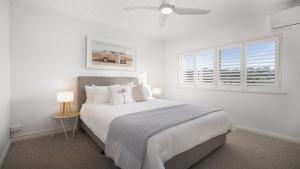 Postel nebo postele na pokoji v ubytování 12 At Terrigal Ocean Views, Wifi Accom Holidays