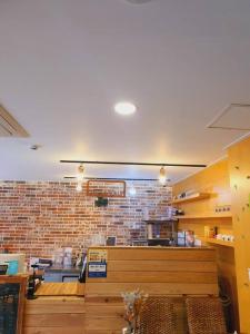 um restaurante de fast food com uma parede de tijolos em RGB Guesthouse em Jeonju