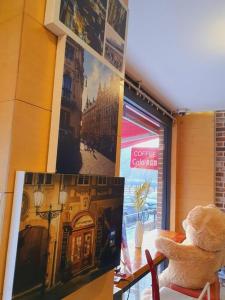 um ursinho de peluche sentado numa cadeira ao lado de uma fotografia em RGB Guesthouse em Jeonju