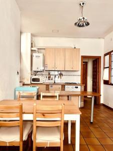 グラナダにあるCharming, spacious Albayzin apartmentのキッチン(木製テーブル、椅子付)