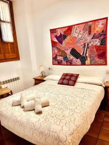 グラナダにあるCharming, spacious Albayzin apartmentのベッドルーム1室(大型ベッド1台、タオル付)