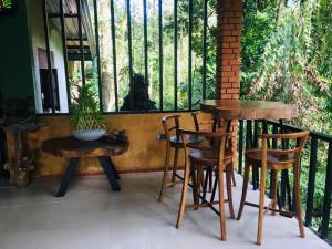 een kamer met 2 tafels en stoelen en een raam bij Niwana Resorts kiriella in Kiriella