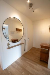 Zimmer mit einem Spiegel an der Wand und einem Tisch in der Unterkunft Jungstay Apartments- near Basel in Basel