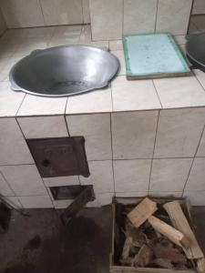 - une salle de bains sale pourvue d'une baignoire et revêtue de carrelage dans l'établissement Бакай 1, à Arkit