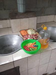 un comptoir avec une assiette de légumes et un bol de nourriture dans l'établissement Бакай 1, à Arkit