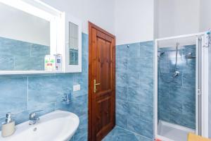 a bathroom with a sink and a shower at Comino Alto Agriturismo e Appartamenti in Capo Comino