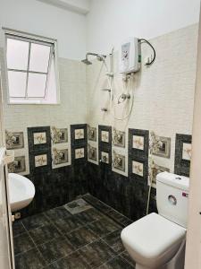 Trip Up Residence في جبل لافينيا: حمام مع دش ومرحاض ومغسلة