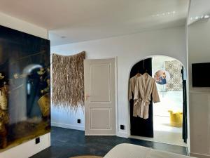 een kamer met een kleedkamer met een spiegel bij Rembrandts Beach Suite in Zandvoort