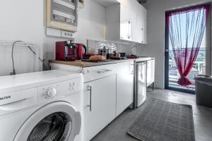 Kuchyň nebo kuchyňský kout v ubytování Ceramus Apartments Gazi View