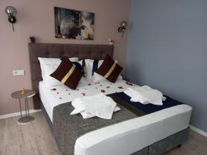 1 dormitorio con 1 cama con toallas en Emirhan Inn Hotel & Suites, en Estambul