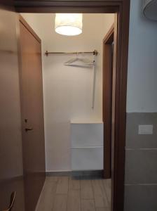 een badkamer met een inloopdouche en een kast bij A casa di Umberto Celeste in Montesilvano