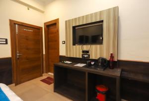 TV o dispositivi per l'intrattenimento presso The Nest with open rooftop cafe Mecleodganj