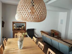 eine Blumenvase auf einem Holztisch in der Unterkunft Apartamento grande Bambú, Cala Montgó in L'Escala