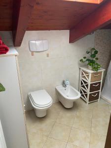 アルゲーロにあるB&B Su Canistredduのバスルーム(トイレ、洗面台付)