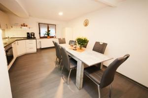 - une cuisine et une salle à manger avec une table et des chaises dans l'établissement Ferienhaus Fachwerkhaus mit Charme, à Bernkastel-Kues