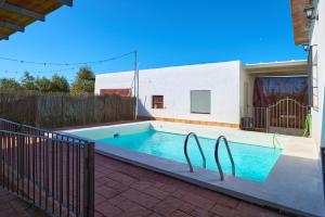 ein Swimmingpool im Hinterhof eines Hauses in der Unterkunft Casa Rural Olivar de la Marquesa in La Carlota
